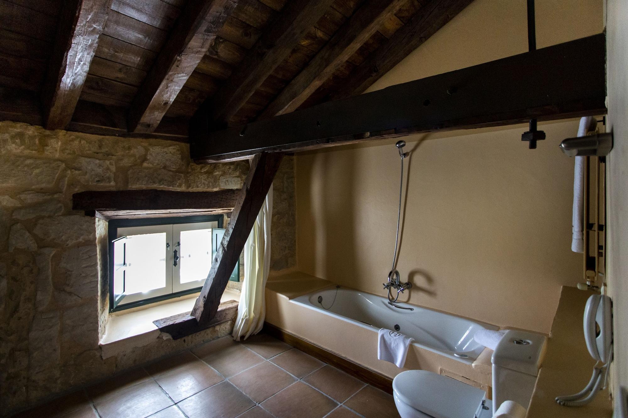 Hacienda Zorita Wine Hotel & Spa Valverdón Exteriér fotografie Bathroom in the house