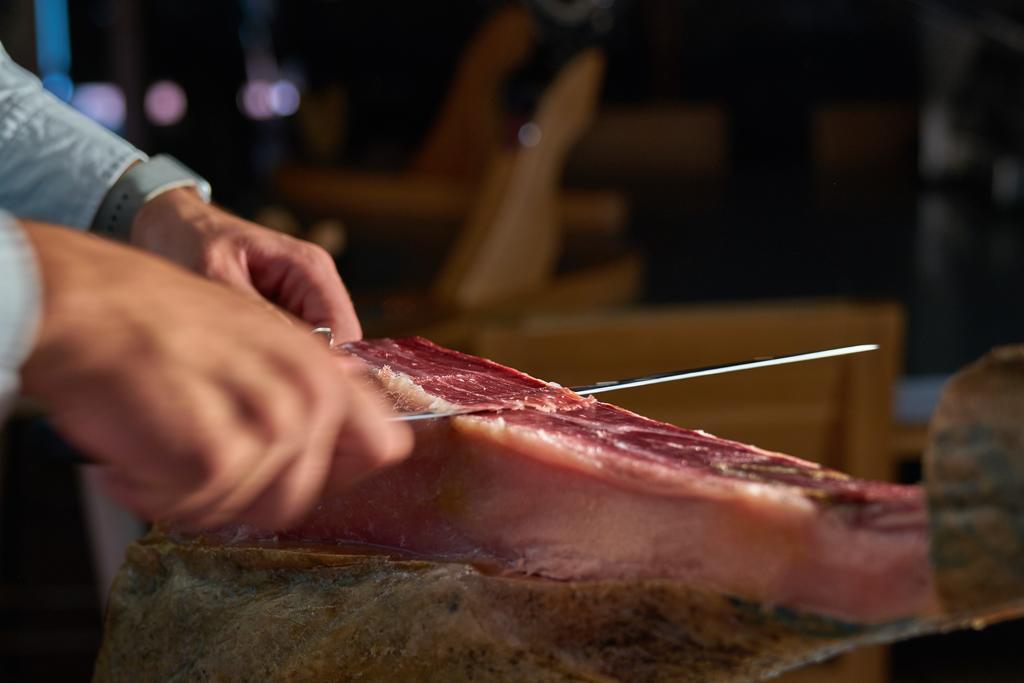 Hacienda Zorita Wine Hotel & Spa Valverdón Exteriér fotografie Jamón being sliced
