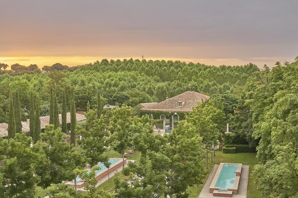 Hacienda Zorita Wine Hotel & Spa Valverdón Exteriér fotografie The property at sunset